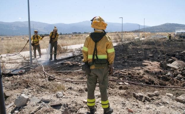 Un incendio quema mil metros cuadrados de terreno en el Carrascalejo