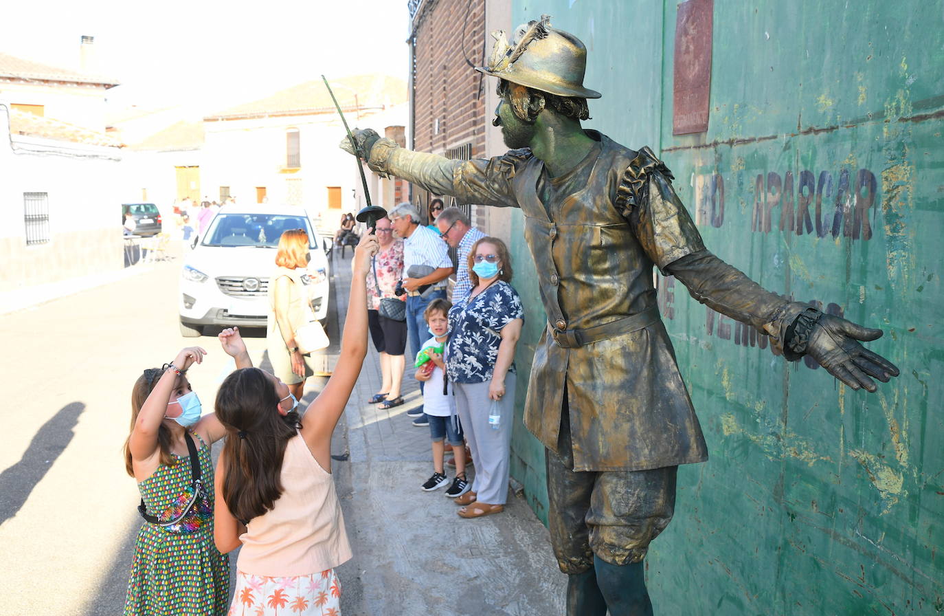 Alaejos llena sus calles de arte urbano con 15 estatuas humanas