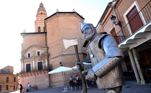 Alaejos llena sus calles de arte urbano con 15 estatuas humanas