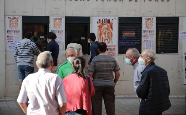 Colas para adquirir entradas sueltas en la plaza de toros de Valladolid