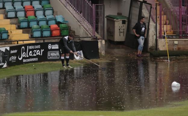 El Salamanca UDS-CD Guijuelo, aplazado al sábado por la intensa lluvia que dejó impracticable el Helmántico