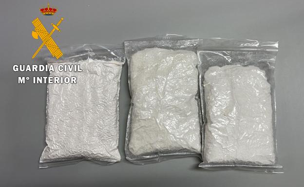 La Guardia Civil detiene al viajero de un autobús en la frontera entre Salamanca y Portugal por llevar un kilo de cocaína