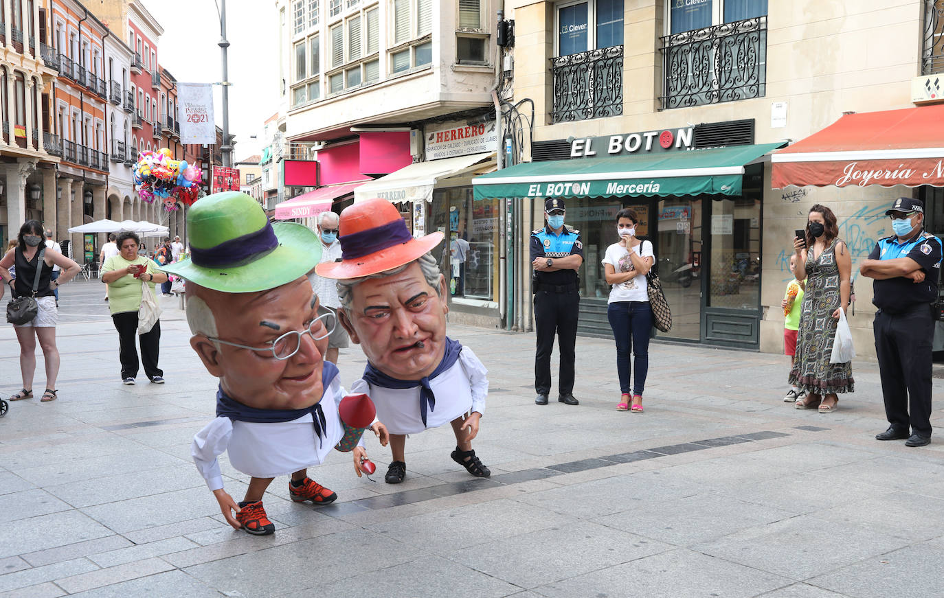 Gigantones y cabezudos toman la Calle Mayor de Palencia