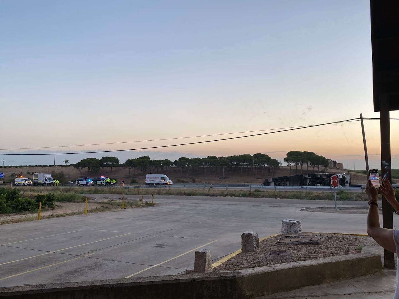 Un camión vuelca en la A-6 en Rueda