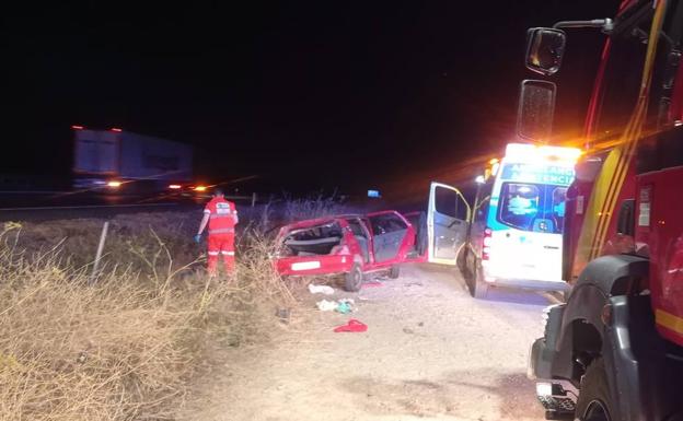 Los trabajadores que auxiliaron al camionero accidentado en Rueda: «No se rompía la luna, le sacamos como pudimos»