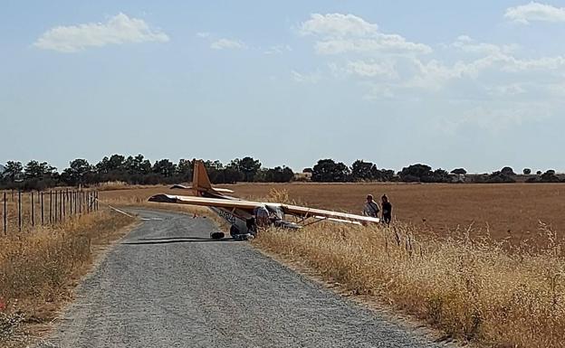 Investigan el aterrizaje forzoso en Villacastín de una avioneta que ha quedado destrozada