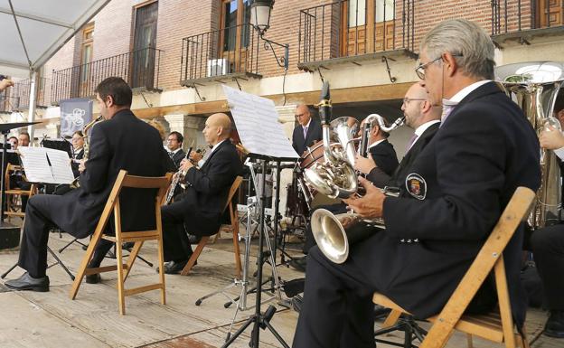 Calles y plazas tocadas por la música