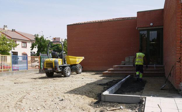 El Ayuntamiento de Carbajosa inicia las obras de remodelación del patio de Infantil del colegio Pablo Picasso