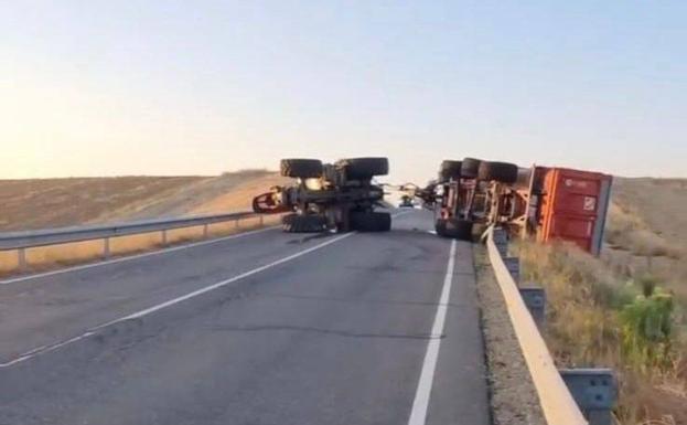 Vuelca un tractor en medio de la carretera en Castrejón de Trabancos