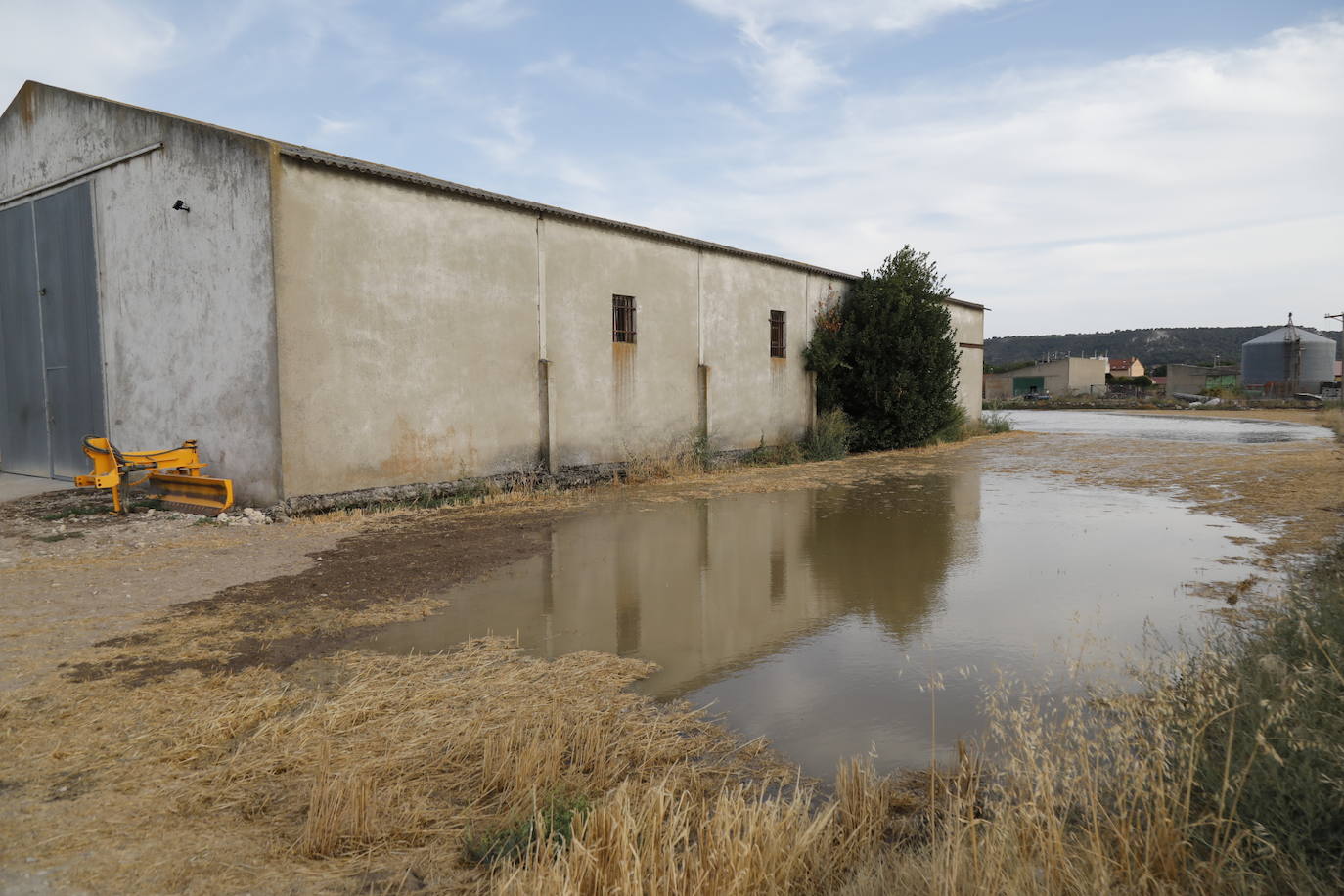 Reventón en una tubería del canal del Riaza en Valbuena de Duero