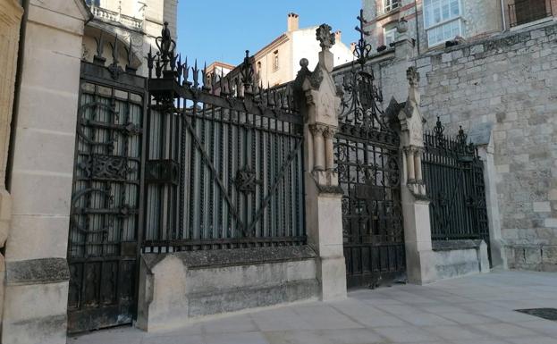 Denuncian pintadas, grabados en la piedra y deterioro de una de las verjas de la Catedral de Burgos