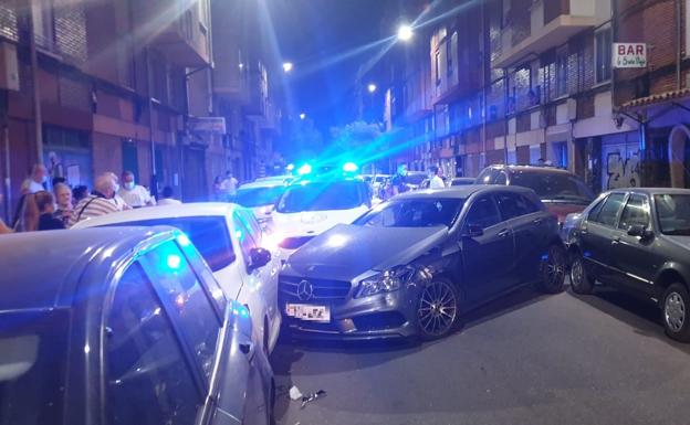 Un conductor huye tras chocar contra más de veinte coches aparcados en Valladolid