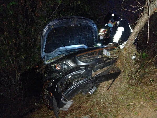 Tres personas heridas tras salirse de la carretera en el Bierzo