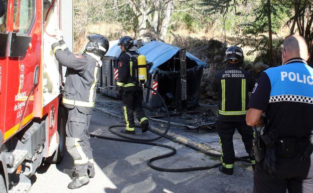Queman por quinta vez en dos años los contenedores situados entre las calles Gascos y Antonio Coronel