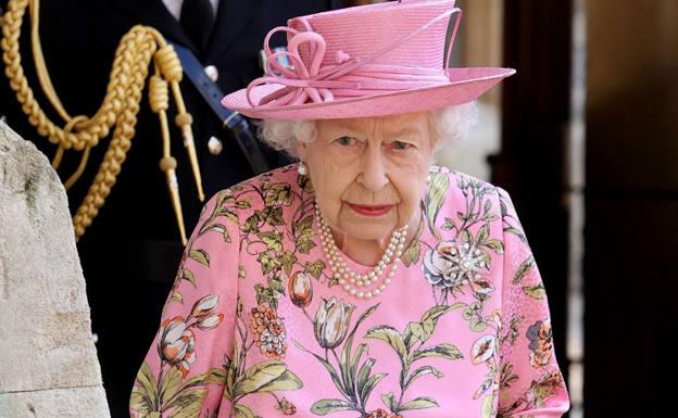 La Reina Isabel II 'afila los cuchillos' en su guerra contra el Príncipe Harry y Meghan Markle