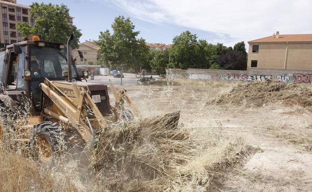 El Ayuntamiento desbroza y limpia más de 650.000 metros cuadrados de solares municipales