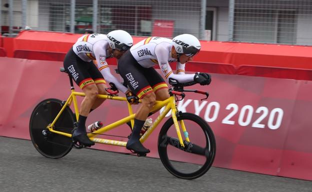 Noel Martín se cuelga la medalla de bronce con Christian Venge en la crono de los Juegos Paralímpicos