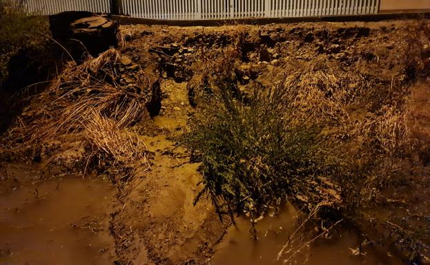 La tormenta anega calles y garajes de un barrio de Villanubla