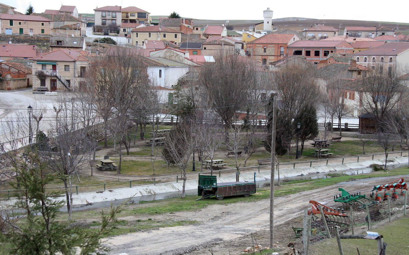 El vuelco de un camión cisterna en Los Huertos provoca un derrame de gasóleo