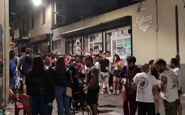 Cuéllar reprocha las concentraciones en las 'no fiestas', con lanzamientos de objetos a la Policía Local