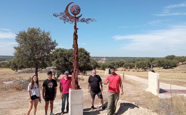Jóvenes participantes en el taller de forja y soldadura crean la obra 'Luna menguante sobre el Tormes' en Monleras