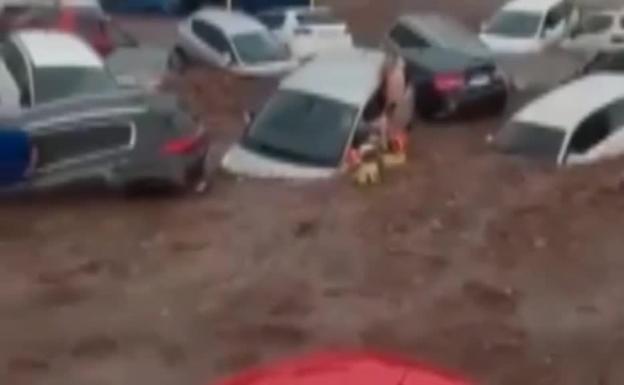 Decenas de vehículos afectados por una tromba de agua en Toledo