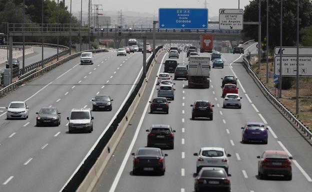 La DGT ya comienza a multar por circular por el carril izquierdo