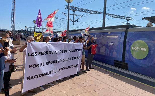 Los ferroviarios de Salamanca reivindican la recuperación de todos los servicios al paso del Connecting Europe Express