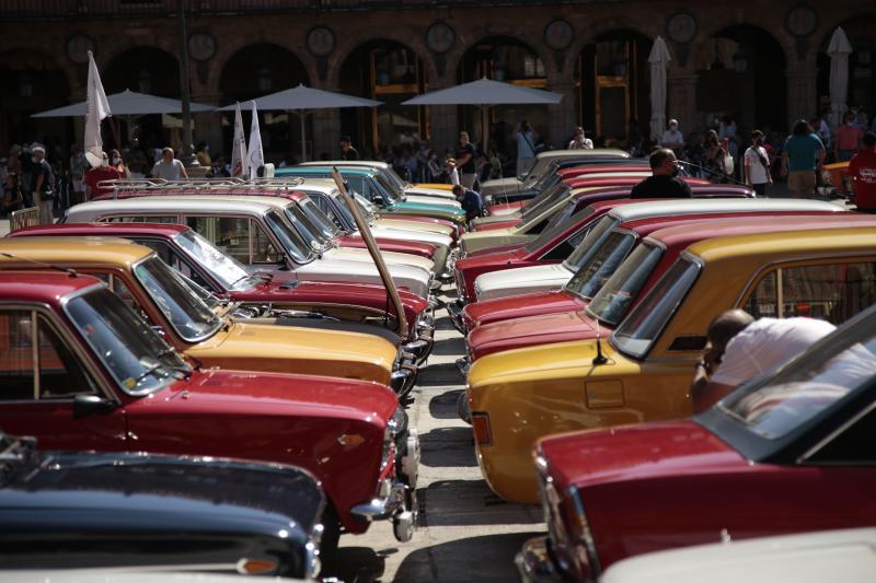 Los míticos SEAT 1430, 124 y 124 Sport toman la Plaza Mayor de Salamanca