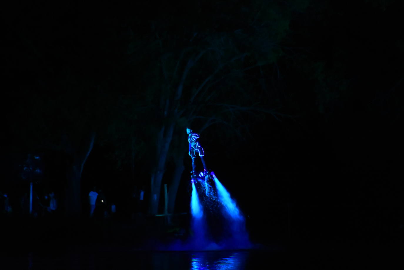 'Aqua' llena de luz, música y espectáculo la Dársena del Canal