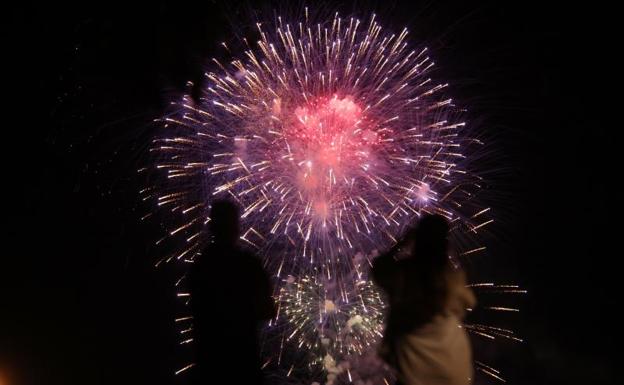 Sorpresa violeta en los primeros fuegos artificiales de Valladolid