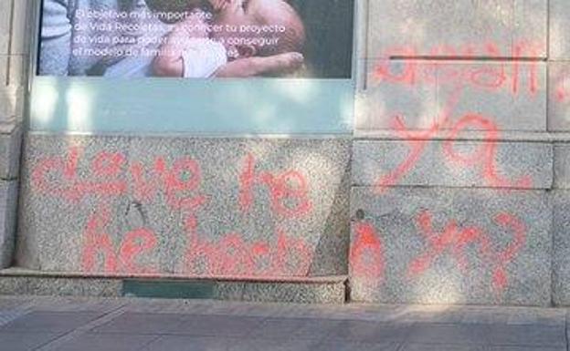 Denunciada una mujer por realizar una pintada en una fachada del Paseo de Zorrilla