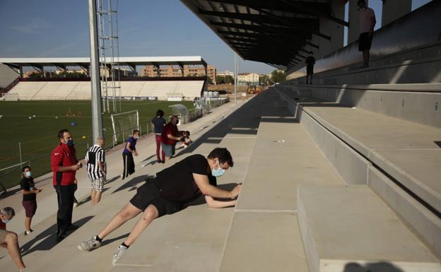 Los voluntarios de Unionistas dan los últimos retoques al Reina Sofía para el gran estreno ante la Cultural Leonesa