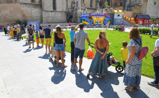 Largas colas en el primer día de los hinchables de Portugalete