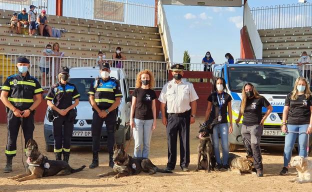 Salamaq acoge una exhibición del proyecto pionero de terapia con perros para apoyar a mujeres víctimas de violencia de género