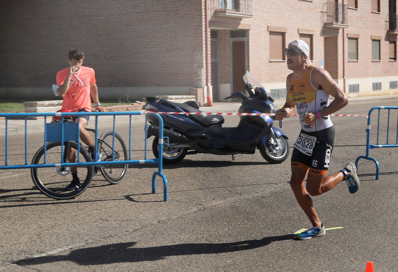 Emilio Aguayo y Sara Pérez se imponen en el Triatlón Olímpico de Frómista