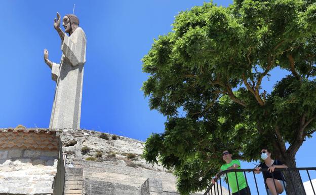 El Cristo del Otero se ilumina este domingo de verde por el Día de la Lesión Medular