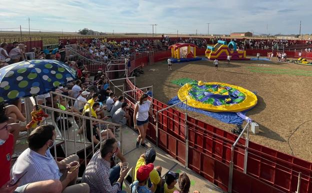 Villalón disfruta en la plaza de toros con el concurso de Humor Amarillo