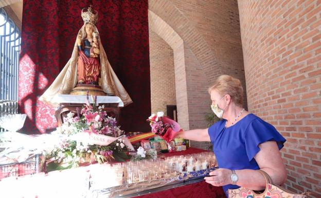 Ofrendas a la Virgen de San Lorenzo en el interior y con mascarilla