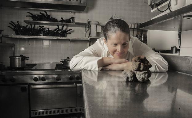 Elena Lucas: «En el entorno rural, la mujer es la que siempre ha cocinado, la que ha tirado de bares y tascas»