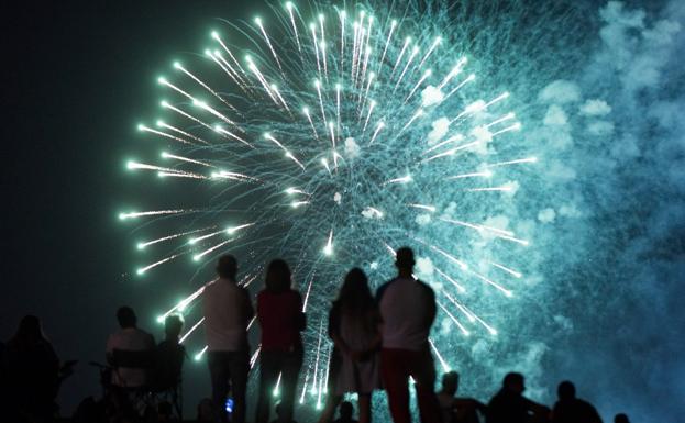 Apoteosis de luz con los colores del arcoíris en los fuegos artificiales de Valladolid