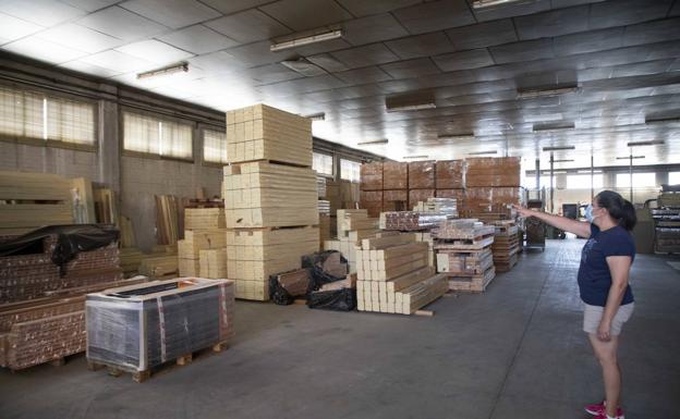 La escasez de materia prima y la subida de precios lastran el sector de la madera