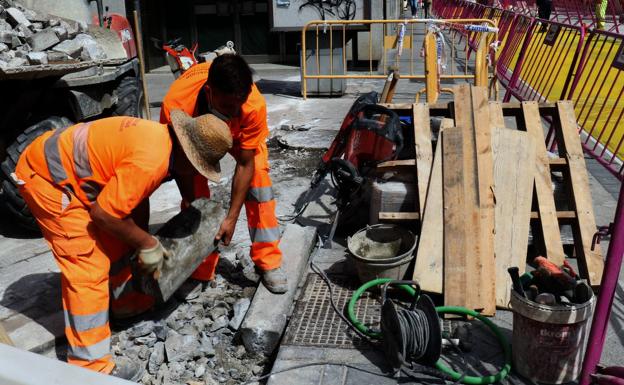 Ocupado un carril en Villa del Prado por montaje de prefabricados con auto-grúa