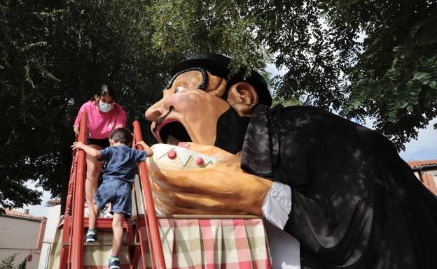 Los niños de Barrio España se reencuentran con el Tragaldabas