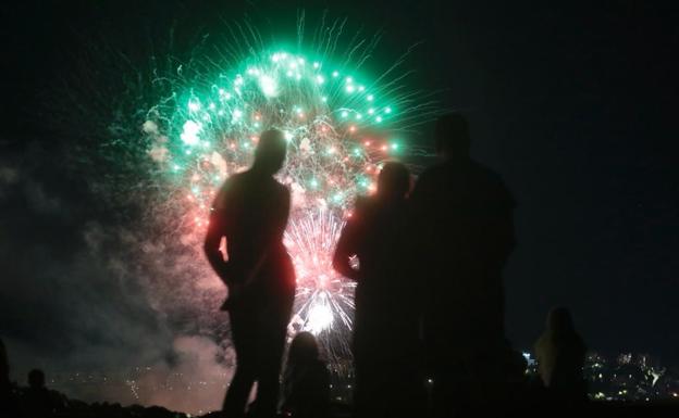 Divertidas y variadas figuras en los fuegos artificiales llegadas desde Valencia