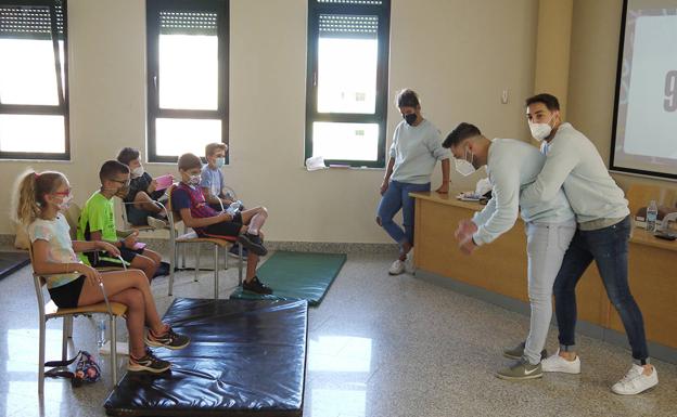 Los niños de Carbajosa de la Sagrada reciben un taller de primeros auxilios