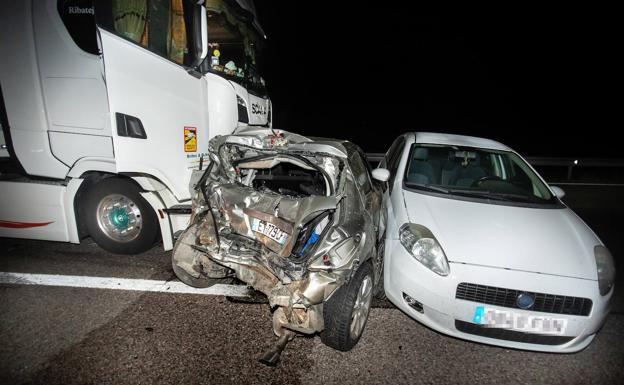 Un coche queda aplastado entre un camión y otro vehículo en un aparatoso accidente en Ciudad Rodrigo