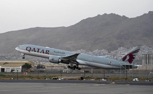 Los talibanes permiten la salida del primer vuelo de evacuación de civiles