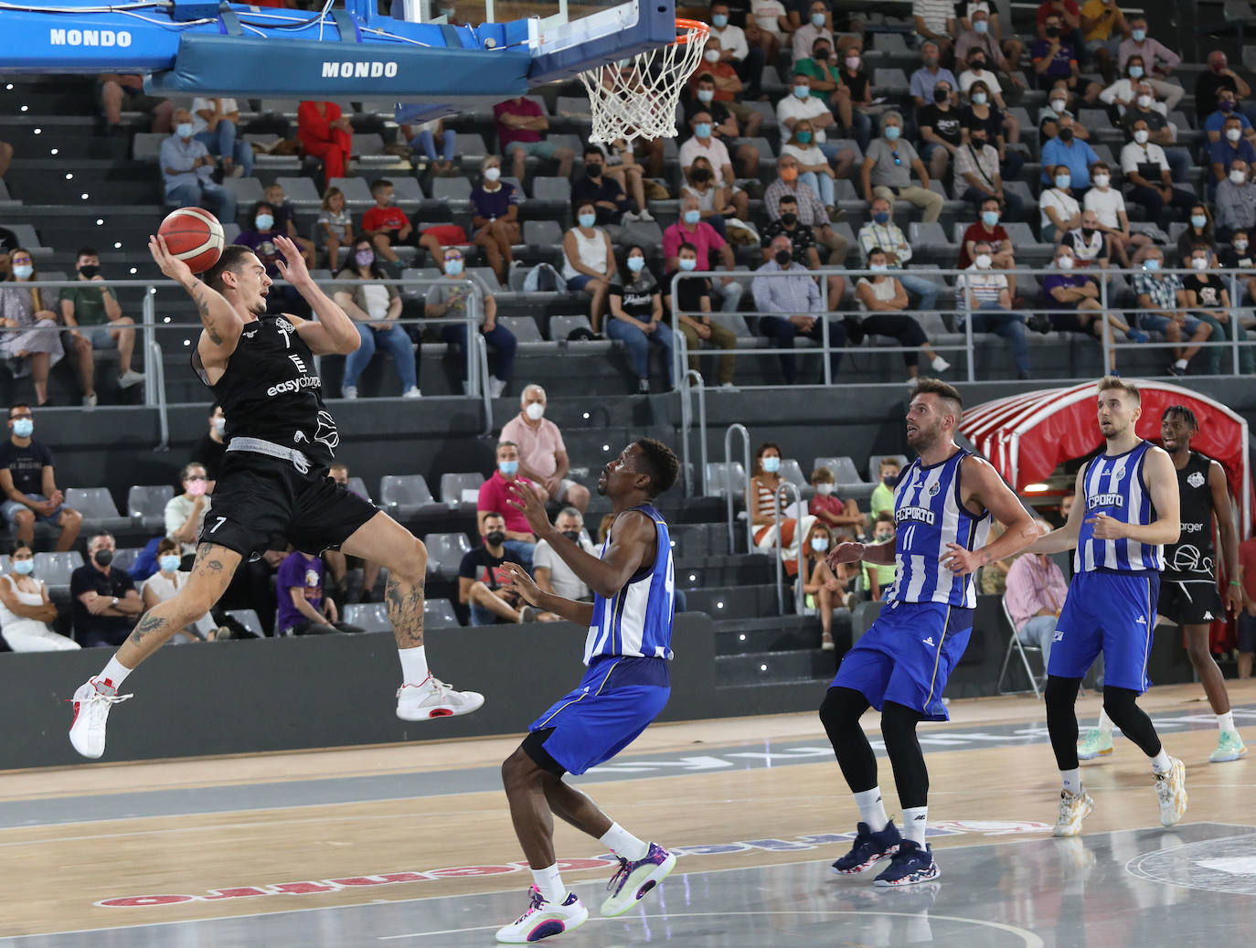 Victoria y buenas sensaciones en el estreno en el Pabellón de Palencia