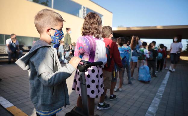 Niños ilusionados y padres «tranquilos» por la vuelta al colegio en Valladolid